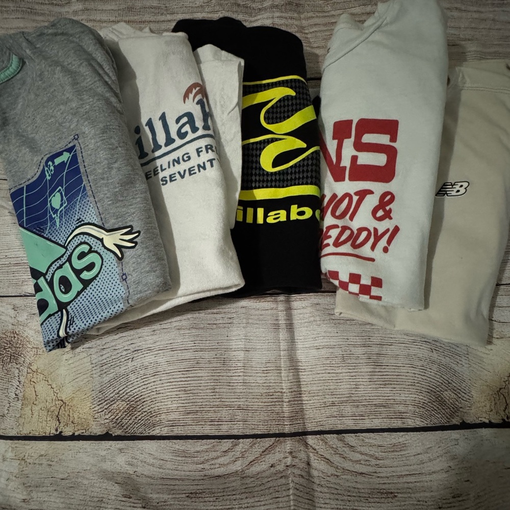 Bundle of boys Graphic tees (5) size medium